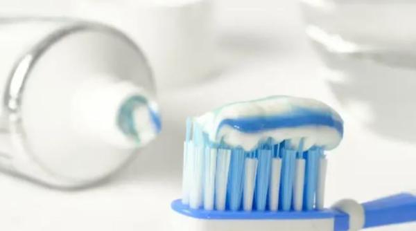 Amestecă pastă de dinți cu aceste trei substanțe din bucătărie și uită de toate problemele frigiderului: Trucul care ține sănătoasă întreagă casă