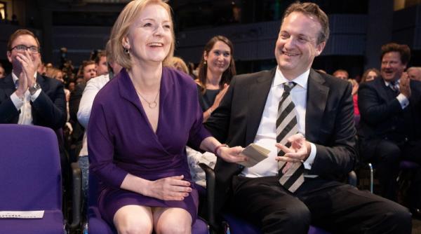 Liz Truss, prima intervenție în calitate de premier al Marii Britanii. Protestatarii erau lângă reședința oficială 