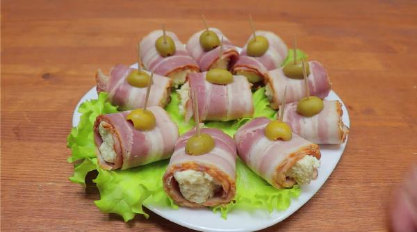 Rulouri cu bacon și cremă de brânză. Gustarea perfectă din doar 3 ingrediente!