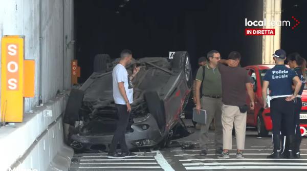 Urmărire ca în filme în Milano: patru fugari români s-au răsturnat cu mașina în tunel în timp ce fugeau de carabinieri - VIDEO