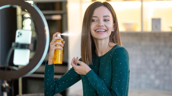 Cele mai neobișnuite moduri de a folosi fixativul de păr: Trucuri pentru a face din produsul de styling un ajutor în viața de zi cu zi