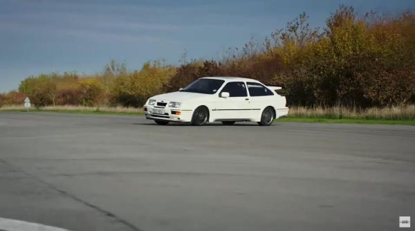 Un Ford Sierra Cosworth 1986 s-a vândut pentru 60.000 de lire sterline după ce a fost lăsată să putrezească în hambar de un "playboy" renumit