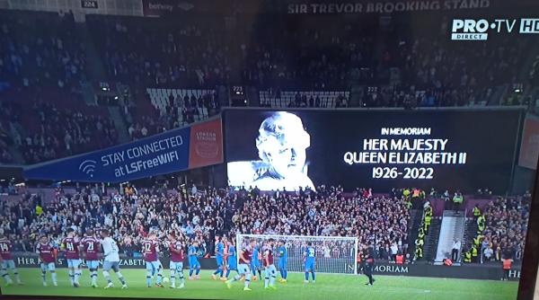 Imagini emoționante la West Ham - FCSB. Fanii au cântat în onoarea reginei Elisabeta a II-a. Tot stadionul a aplaudat 