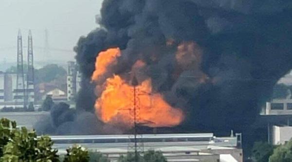 Incendiu uriaș la centrul petrochimic din Milano: Șase răniți, dintre care doi în stare critică. Focul, pus de persane necunoscute (VIDEO)