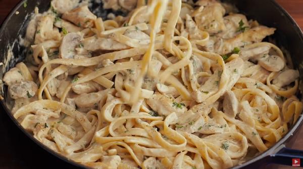 Paste cu pui Alfredo - o combinație de vis gata rapid și ușor!