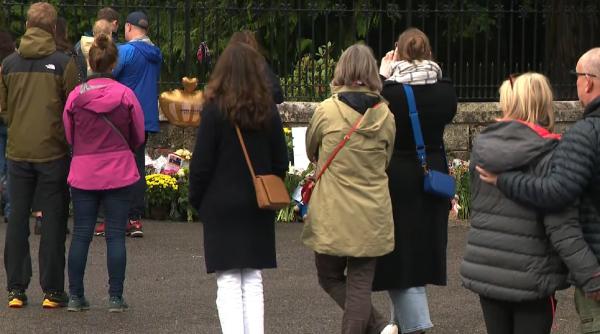 Imigrații din Anglia aduc flori și bilete, după moartea Reginei Elisabeta: „Îți mulțumesc că m-ai primit în regatul tău”