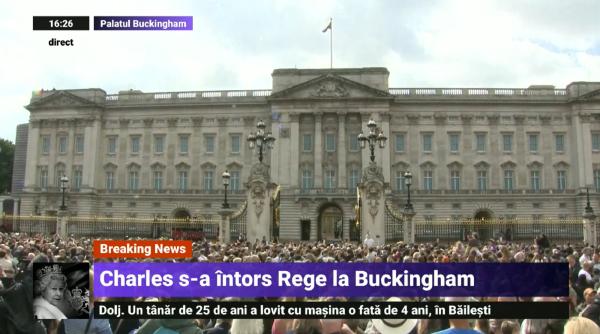 Regele Charles salută mulțimea la sosirea sa la Palatul Buckingham, la o zi după decesul Reginei