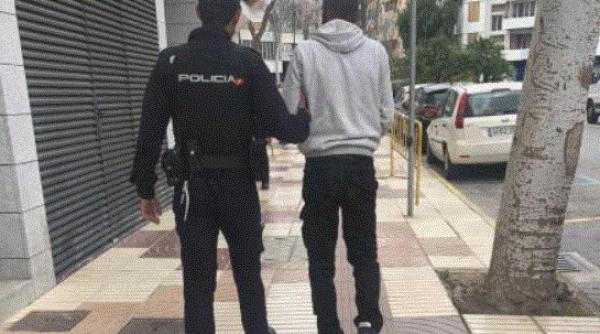 Scene de groază într-un cub din Ibiza: Un român a dat buzna cu o drujbă pornită și a amenințat clienții: „O să plătiți cu toții!“