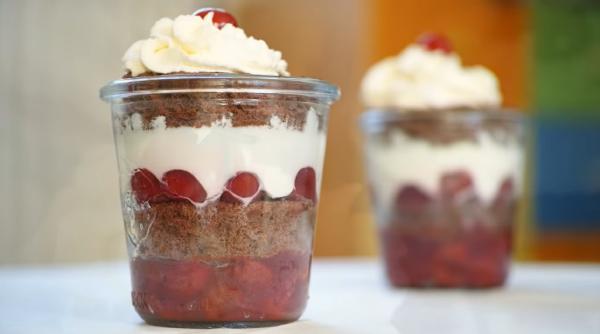 Tort la pahar cu vanilie, cremă de unt și dulceață de căpșuni. Te vei îndrăgosti pe loc de el