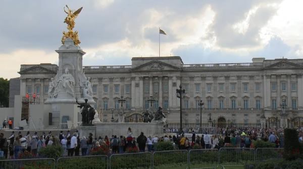 Ce spun românii, care formează a doua cea mai numeroasă minoritate din Regatul Unit, despre Regina Elisabeta: „Să sperăm că va fi la fel de bine”