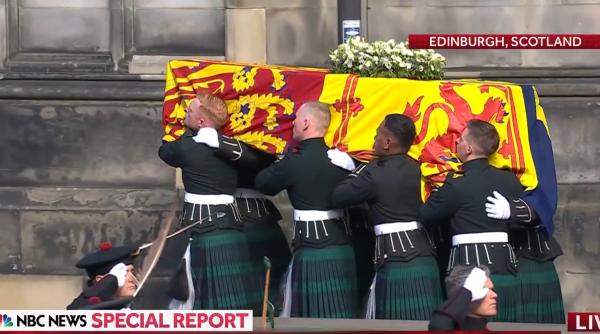 Mii de scoțieni își iau rămas-bun de la Regina Elisabeta II pe Calea Reglă din Edinburg până la catedrala Sf. Egidiu din Scoţia