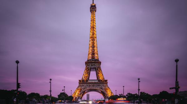 Turnul Eiffel nu va mai fi iluminat din cauza crizei de energie. Emblema Parisului va stinge luminile cu o oră mai devreme
