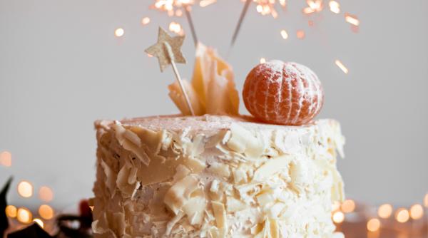 Tort de ciocolată albă cu cardamom și portocale - rețeta către inima sufletului tău pereche