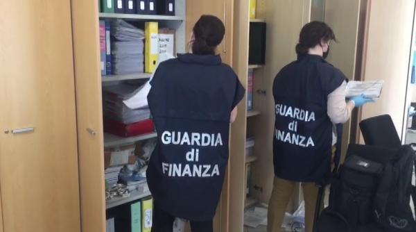 Un cuplu din Italia a îngropat opt milioane de euro în grădina casei pentru „vremuri grele“