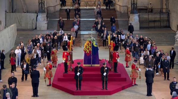 Cozi uriaşe la Westminster. Timpul de aşteptare ar putea ajunge şi la 30 de ore pentru a-i aduce un ultim omagiu reginei Elisabeta