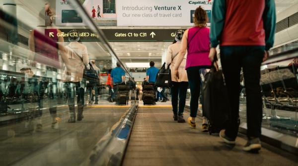 Sute de pasageri ai unui zbor spre Madrid au avut parte de o surpriză neplăcută de proporţii: „Din greşeală” avionul era fără niciun bagaj la bord