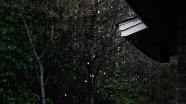 Meteo: Cod galben de ploi şi vijelii în întreaga ţară, până duminică seara