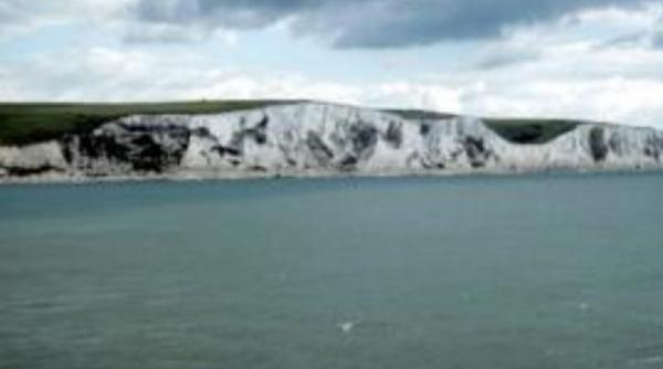 Peste 600 de migranți au ajuns ieri în Marea Britanie cu ambarcațiuni mici, după ce 38 au fost salvați când barca lor s-a scufundat în Canalul Mânecii