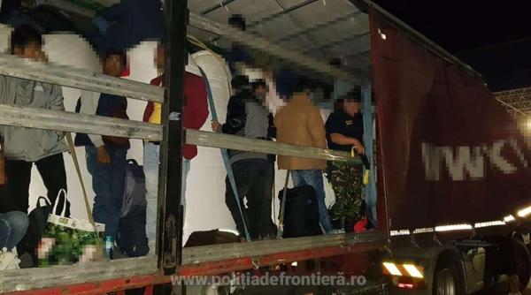 Trei camioane, oprite și verificate la frontiera cu Ungaria. Câinii de serviciu au dat alarma
