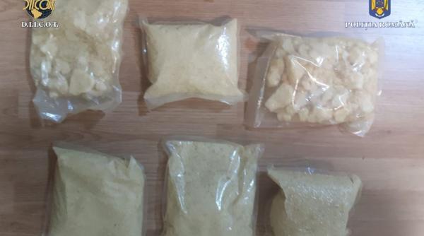Trei români, reținuți pentru trafic de droguri de mare risc. DIICOT a ridicat peste 12 kilograme de substanţe