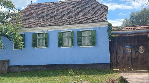 Ambasadorul Andrew Noble, în  fața Casei Albastre a Regelui Charles din Viscri. Moment de reculegere în memoria Reginei 