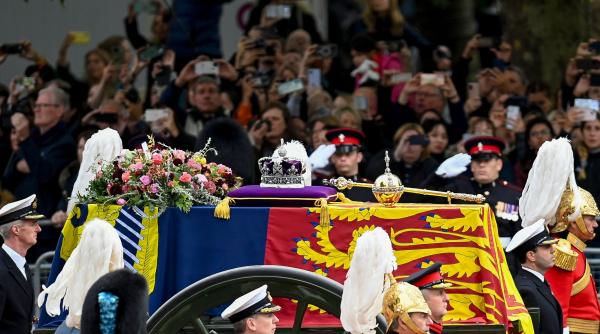 Înmormântarea Reginei: Imagini uimitoare din satelit au surprins sutele de mii de oameni aliniați pe străzi pentru a-și lua rămas bun de la monarh