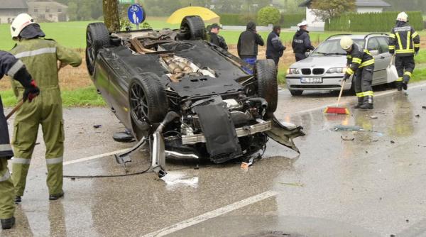 Șofer român, accident spectaculos în Austria: S-a răsturnat cu BMW-ul după ce a acvaplanat
