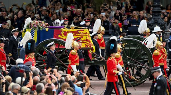 Un bărbat a fost arestat după ce a încercat să sară barierele, în momentul în care sicriul Reginei iese la procesiune
