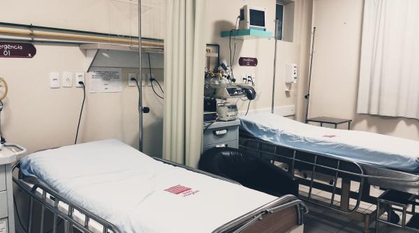 Reglare de conturi între români și ruși în Italia. 25 de bărbați au intrat într-un spital din Roma peste un cuplu