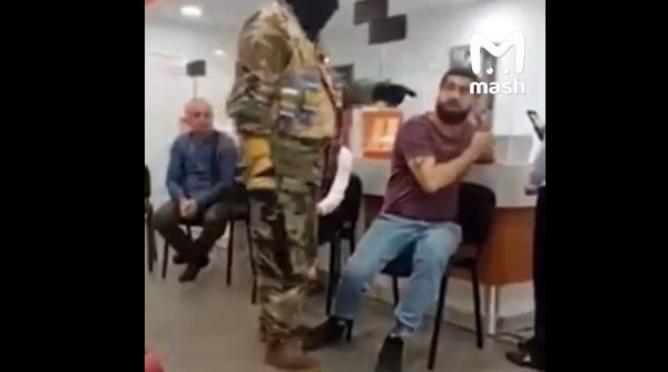 Un bărbat a luat ostatici 12 oameni într-o bancă din Georgia şi cere o sumă mare de bani pentru a-i elibera (video)