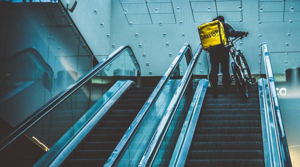 Glovo, amendată pentru că nu a făcut carte de muncă livratorilor 