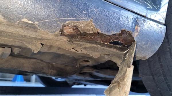 Un român cu un Golf 4 „tunat“, respins la RAR: „Așa a rămas fără fonduri pentru repararea pragului străpuns de rugină“ (FOTO)