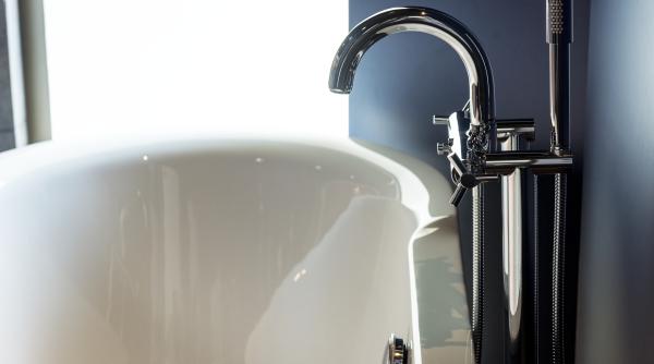 Fă o pastă din aceste două ingrediente și pune-o pe cada din baie. Un truc pentru care îți vei mulțumi!