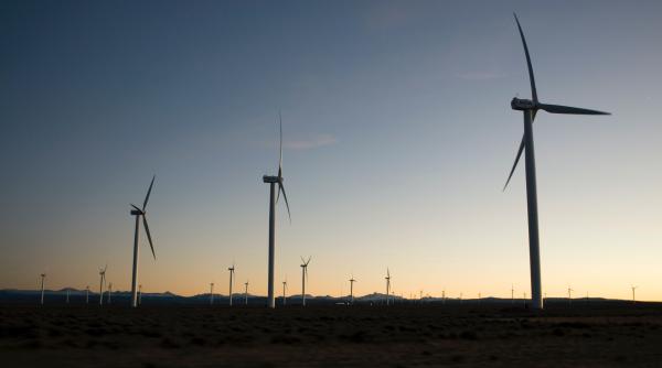 Macron vrea să sporească producţia de energie regenerabilă a Franţei ''de două ori mai repede''