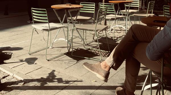 Controversă la Roma. Politicienii tolerează ocuparea spațiilor publice de patronii de terase. Locuitorii sunt furioși 