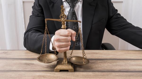 Lira sterlină s-a prăbușit. Marea Britanie lansează reduceri istorice de taxe și se împrumută cu sume uriașe