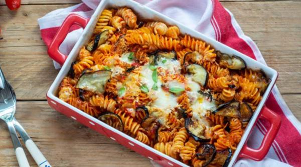 Paste la cuptor cu vinete și mozzarela, rețeta siciliană. Îți plac pastele și vinetele? E preparatul perfect