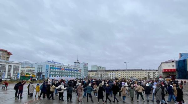 "Lăsaţi-i pe copiii noştri să trăiască!". Proteste anti-mobilizare din Rusia continuă: La Iakutsk femeile au ieşit să protesteze, dansând 