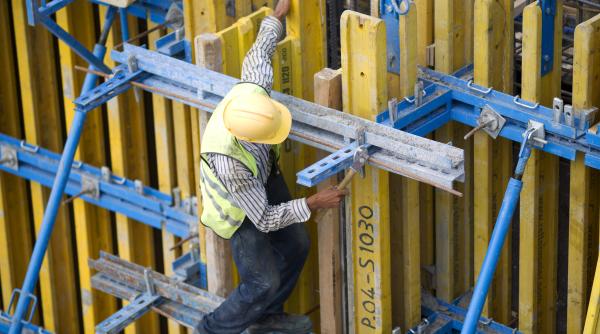 Marea Britanie angajează 275.000 de străini. Liz Truss ia în considerare să limiteze cerința de cunoaștere a limbii engleze