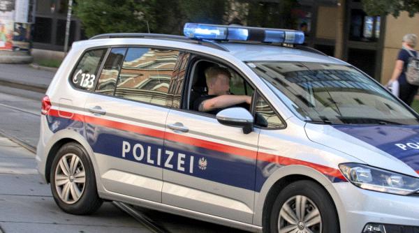 Tânăr român, scandal într-o librărie din Austria: A atacat un client, apoi a sărit și la polițiștii chemați să-l calmeze