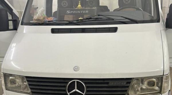 Microbuz confiscat la frontiera româno-ucraineană: avea acoperișul „asigurat“