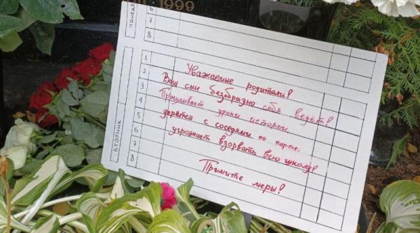 Bilet pe mormântul părinților lui Putin: "Fiul dumneavoastră se poartă urât! Ameninţă să arunce întreaga şcoală în aer!" - FOTO