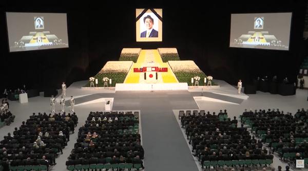 Japonia l-a omagiat pe fostul premier ucis Shinzo Abe cu flori și 19 salve de tunuri la funeralii de stat
