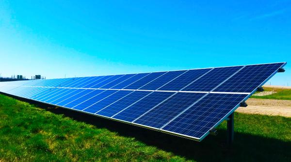Panourile fotovoltaice se adună în depozite tocmai când Europa se confruntă cu o criză energetică