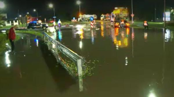 Ploaia torențială căzută a făcut prăpăd în România. În unele zone apa a ajuns la aproape un metru