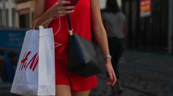 H&M va reduce costurile, pentru că profiturile sunt afectate de inflație și de cumpărătorii prudenți