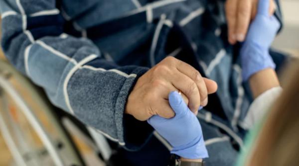 Badantă româncă din Italia, condamnată la 23 de ani de închisoare, după ce l-a torturat și ucis pe bătrânul de care avea grijă