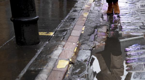 Italia. Tânără româncă, ridicată de polițiștii locali de pe stradă: „Stătea pe jos, în ploaie, cu un bebeluș în brațe și cu o sarcină avansată”