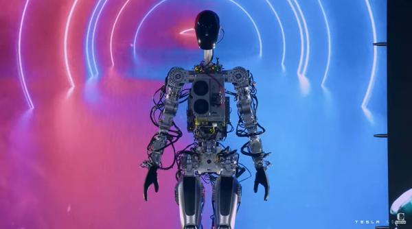 Cum arată robotul Tesla și ce poate să facă. Musk plănuiește să fabrice milioane de exemplare