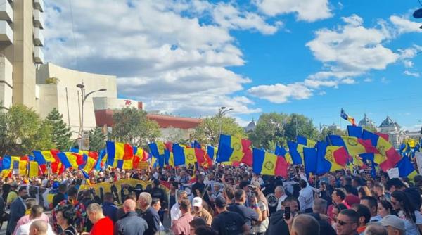 Protest 2 octombrie. Simion și protestatarii au ajuns în fața sediului PSD